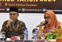 Ketua KPU Kabupaten Karimun Mardanus (Kiri), Komisioner KPU Kabupaten Karimun Suhermita (Kanan). Foto: Dokumen KPU
