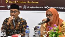Ketua KPU Kabupaten Karimun Mardanus (Kiri), Komisioner KPU Kabupaten Karimun Suhermita (Kanan). Foto: Dokumen KPU
