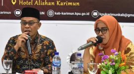 Ketua KPU Kabupaten Karimun Mardanus (Kiri), Komisioner KPU Kabupaten Karimun Suhermita (Kanan). Foto: Dokumen KPU