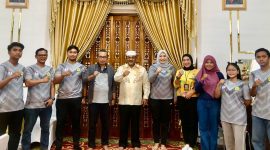 Bupati Karimun Aunur Rafiq melepas keberangkatan tiga atlet Gulat Karimun untuk mewakili Kepri di Pra PON di Jakarta. Foto: Istimewa