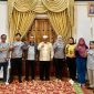 Bupati Karimun Aunur Rafiq melepas keberangkatan tiga atlet Gulat Karimun untuk mewakili Kepri di Pra PON di Jakarta. Foto: Istimewa