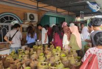 Warga mengantre untuk mendapatkan gas elpiji tiga kilogram. Foto; Istimewa