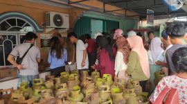 Warga mengantre untuk mendapatkan gas elpiji tiga kilogram. Foto; Istimewa