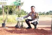 Kapolres Karimun AKBP Fadli Agus ikut memimpin pelaksanaan penanaman pohon dalam rangka program Penanaman 10 Juta Pohon Bersama Polri. Foto: Humas Polres Karimun (ist)