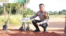 Kapolres Karimun AKBP Fadli Agus ikut memimpin pelaksanaan penanaman pohon dalam rangka program Penanaman 10 Juta Pohon Bersama Polri. Foto: Humas Polres Karimun (ist)