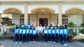 Sekretaris Daerah Muhd Firmansyah melepas keberangkatan 12 atlet voli pitri ke Kejurda Pelajar di Batam. Foto: istimewa