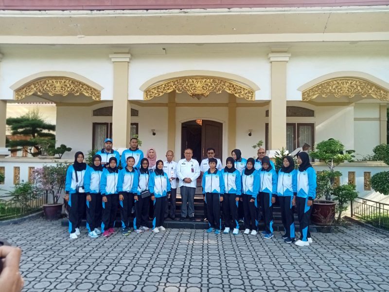Sekretaris Daerah Muhd Firmansyah melepas keberangkatan 12 atlet voli pitri ke Kejurda Pelajar di Batam. Foto: istimewa