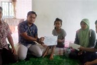 Perwakilan PT Timah Tbk menyerahkan bantuan untuk Zahra. Foto: istimewa