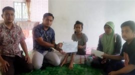 Perwakilan PT Timah Tbk menyerahkan bantuan untuk Zahra. Foto: istimewa