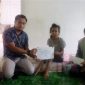 Perwakilan PT Timah Tbk menyerahkan bantuan untuk Zahra. Foto: istimewa