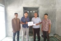 Perwakilan PT Timah menyerahkan bantuan untuk pembangunan Mushola SDN 011 Tebing. Foto: Humas Timah