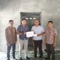 Perwakilan PT Timah menyerahkan bantuan untuk pembangunan Mushola SDN 011 Tebing. Foto: Humas Timah