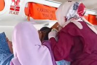 Proses kelahiran bayi Putri Karunia Dewi di atas Kapal SB Karunia Jaya. Foto: tangkapan layar video