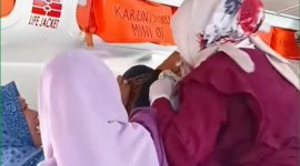 Proses kelahiran bayi Putri Karunia Dewi di atas Kapal SB Karunia Jaya. Foto: tangkapan layar video