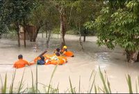 BPBD Karimun mengevakuasi salah seorang warga di Banjir Kelurahan Darussalam. Foto: Istimewa