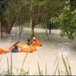 BPBD Karimun mengevakuasi salah seorang warga di Banjir Kelurahan Darussalam. Foto: Istimewa