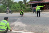Personil Satlantas Polres Karimun melakukan olah TKP di lokasi Kecelakaan Lalu lintas di wilayah Karimun, beberapa waktu lalu. Foto: Dokumen Satlantas Polres Karimun