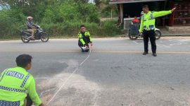 Personil Satlantas Polres Karimun melakukan olah TKP di lokasi Kecelakaan Lalu lintas di wilayah Karimun, beberapa waktu lalu. Foto: Dokumen Satlantas Polres Karimun