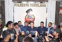 Kompol Budi Hartono memberikan keterangan pers terkait penemuan tengkorak wanita diduga warga Karimun di Batam. Foto: Humas Polresta Barelang.