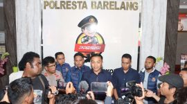 Kompol Budi Hartono memberikan keterangan pers terkait penemuan tengkorak wanita diduga warga Karimun di Batam. Foto: Humas Polresta Barelang.