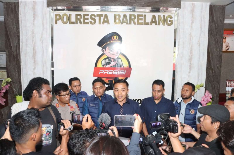 Kompol Budi Hartono memberikan keterangan pers terkait penemuan tengkorak wanita diduga warga Karimun di Batam. Foto: Humas Polresta Barelang.
