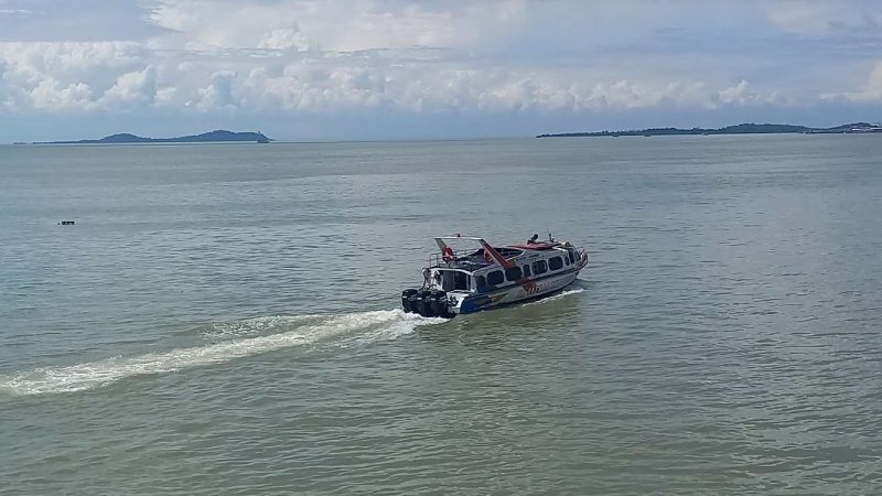 Kapal antar pulau di Karimun. Foto: Arsip KepriHeadline.id