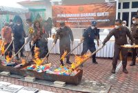 Kejari Karimun Priyambudi pimpin pemusnahan barang bukti perkara tahun 2023. Foto: KepriHeadline.id