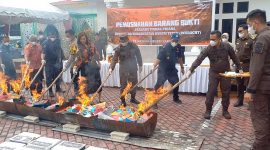Kejari Karimun Priyambudi pimpin pemusnahan barang bukti perkara tahun 2023. Foto: KepriHeadline.id