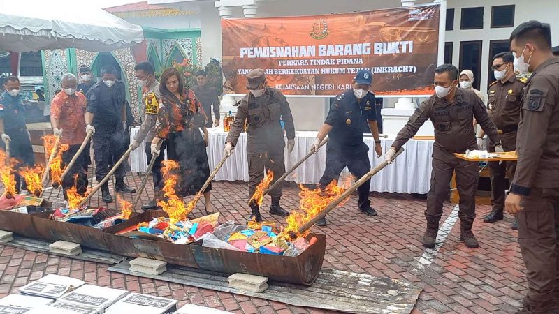 Kejari Karimun Priyambudi pimpin pemusnahan barang bukti perkara tahun 2023. Foto: KepriHeadline.id