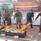 Kejari Karimun Priyambudi pimpin pemusnahan barang bukti perkara tahun 2023. Foto: KepriHeadline.id