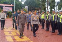 Kapolres Karimun melakukan pengecekkan kesiapan anggota dalam Apel Gelas Pasukan Ops Lilin 2023. Foto: KepriHeadline.id 
