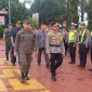 Kapolres Karimun melakukan pengecekkan kesiapan anggota dalam Apel Gelas Pasukan Ops Lilin 2023. Foto: KepriHeadline.id 