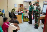 Tiga remaja yang kedapatan sedang mengkonsumsi sabu diserahkan ke Mapolsek Kundur. Foto: Dokumen Koramil 03/Kundur.