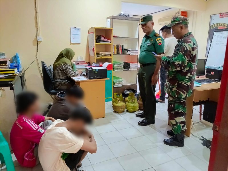 Tiga remaja yang kedapatan sedang mengkonsumsi sabu diserahkan ke Mapolsek Kundur. Foto: Dokumen Koramil 03/Kundur.