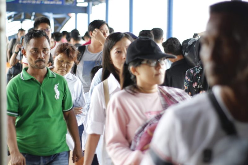 Arus penumpang di Pelabuhan Domestik Karimun. Foto: Dokumen KepriHeadline.id