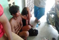 Dua Pemulung diamankan oleh Warga RT 03 RW 03 Guntung Punak saat hendak mencongkel rumah. Foto: istimewa