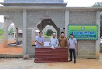 Perwakilan PT Timah menyerahkan bantuan alat bangunan kepada pengurus masjid. Foto: Humas PT Timah