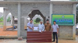 Perwakilan PT Timah menyerahkan bantuan alat bangunan kepada pengurus masjid. Foto: Humas PT Timah