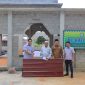 Perwakilan PT Timah menyerahkan bantuan alat bangunan kepada pengurus masjid. Foto: Humas PT Timah