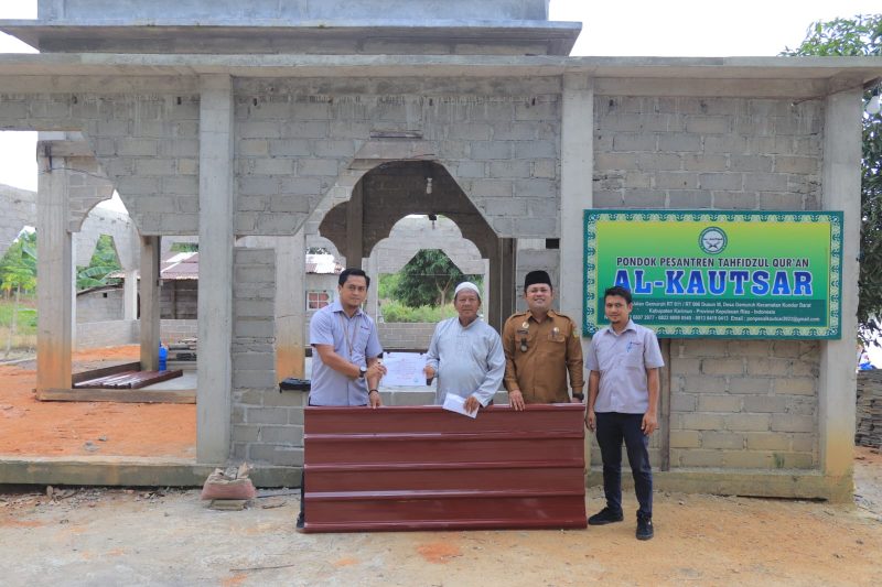 Koordinator TJSL PT Timah Tbk Unit Produksi Kundur Eka Budhy Susanto menyerah kan bantuan kepada Khairi pengurus Ponpes Al Kauthar  di dampingi Kades Gemuruh Ari Supriadi dan Djuriza. Foto: Humas PT Timah.