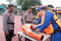 Kapolres Karimun AKBP Fadli Agus didampingi Kabagops Polres Karimun mengecek peralatan SAR milik Satpolairud Polres Karimun. Foto: Humas Polres Karimun