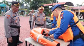 Kapolres Karimun AKBP Fadli Agus didampingi Kabagops Polres Karimun mengecek peralatan SAR milik Satpolairud Polres Karimun. Foto: Humas Polres Karimun