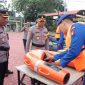 Kapolres Karimun AKBP Fadli Agus didampingi Kabagops Polres Karimun mengecek peralatan SAR milik Satpolairud Polres Karimun. Foto: Humas Polres Karimun