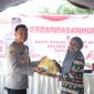 Kapolres Karimun AKBP Fadli Agus menyerahkan sembako murah kepada masyarakat Telaga Mas. Foto: Humas Polres Karimun