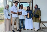Perwakilan PT Timah menyerahkan bantuan kepada Bumdes Mutiara Gemuruh.Foto: Humas PT Timah