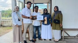 Perwakilan PT Timah menyerahkan bantuan kepada Bumdes Mutiara Gemuruh.Foto: Humas PT Timah