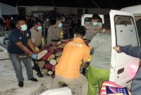 Polisi mengavakuasi jasad Suhendro dari rumahnya di Perumahan Sinar Indah 3. Foto: KepriHeadline.id