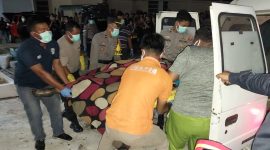 Polisi mengavakuasi jasad Suhendro dari rumahnya di Perumahan Sinar Indah 3. Foto: KepriHeadline.id
