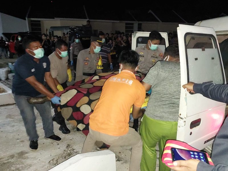 Polisi mengavakuasi jasad Suhendro dari rumahnya di Perumahan Sinar Indah 3. Foto: KepriHeadline.id