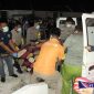 Polisi mengavakuasi jasad Suhendro dari rumahnya di Perumahan Sinar Indah 3. Foto: KepriHeadline.id